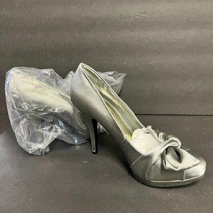 Silver wedding or prom heels with cute bow feature, new/never worn, size 7
